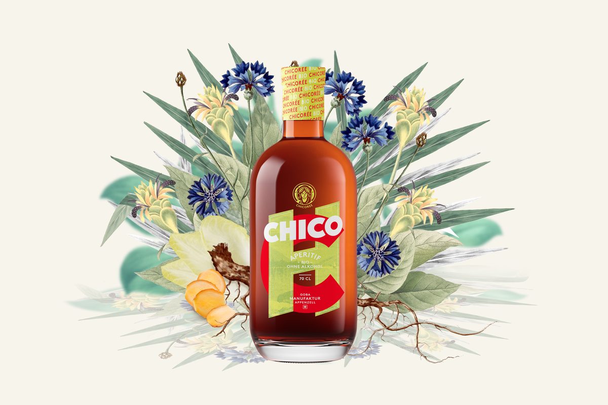 Flasche Chico, Bio-Aperitif von GOBA, mit Zichorienwurzel und blauen Wegwarten-Blüten
